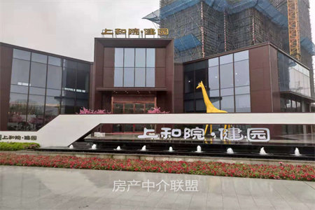 学区房宝龙庄园3室2厅1卫115㎡3楼带车库33平85